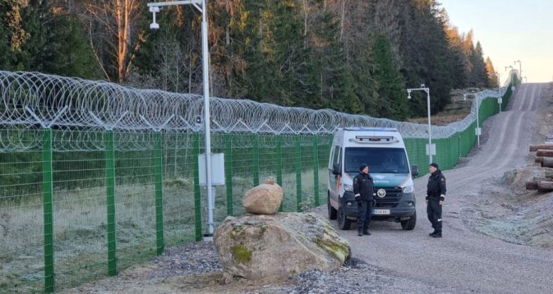 KİV: Finlandiya Rusiya ilə sərhədindən bir metr məsafədə hasar tikir 