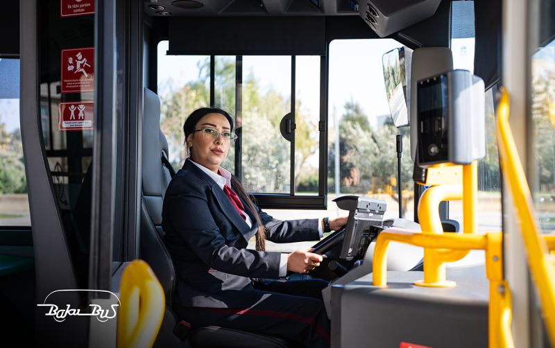 “Bakubus”ın ilk qadın sürücüləri sükan arxasında - Video 