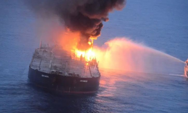 Bosfor boğazı yaxınlığında partlayan tankerin minaya toxunduğu ehtimal edilir 