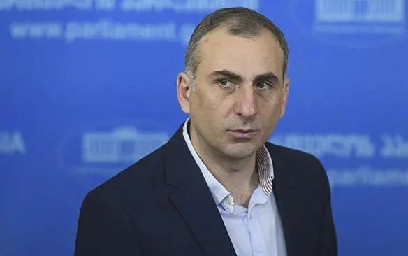 Tbilisidə məhkəmə binasını yandırmağa cəhd etdi 