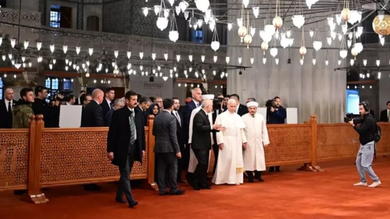 Papa Sultan Əhməd məscidini ziyarət etdi 