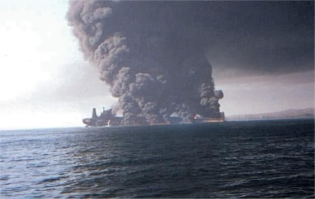 Qara dənizdə hücuma məruz qalan tanker hələ də yanır 