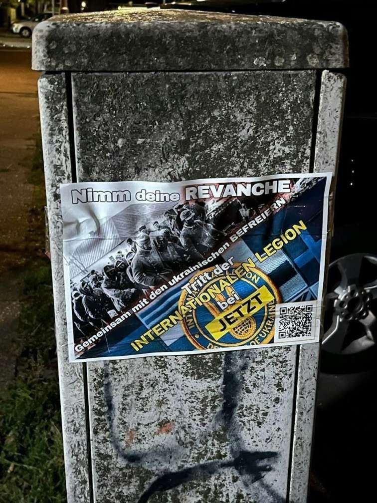 Berlin küçələrində Ukraynada döyüşməyə çağırış vərəqələri asıldı - Foto 