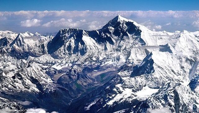 Yüzlərlə insan Everestdə qar fırtınasına düşdü 