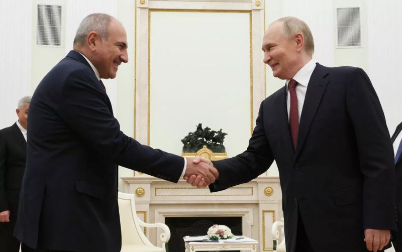 Putinlə Paşinyan telefonla danışdı 