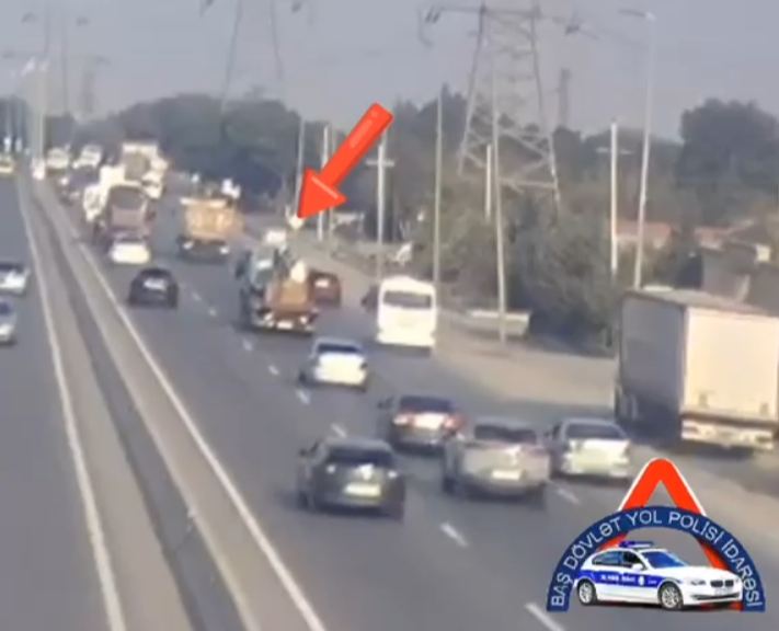 Yol kənarında dayanan piyada vuruldu - Anbaan görüntülər 