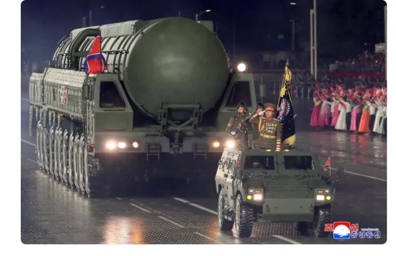 Şimali Koreya hərbi paradda qitələrarası ballistik raketini nümayiş etdirib 
