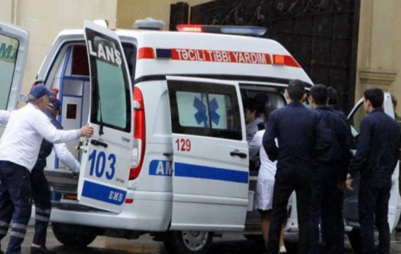 Bakıda kişi ambulansda öldü 
