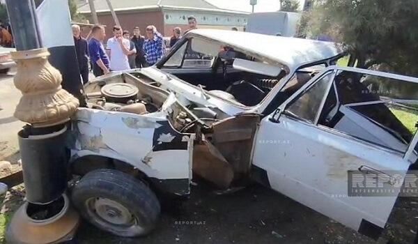 Maşın beton dirəyə çırpıldı: ölən var 