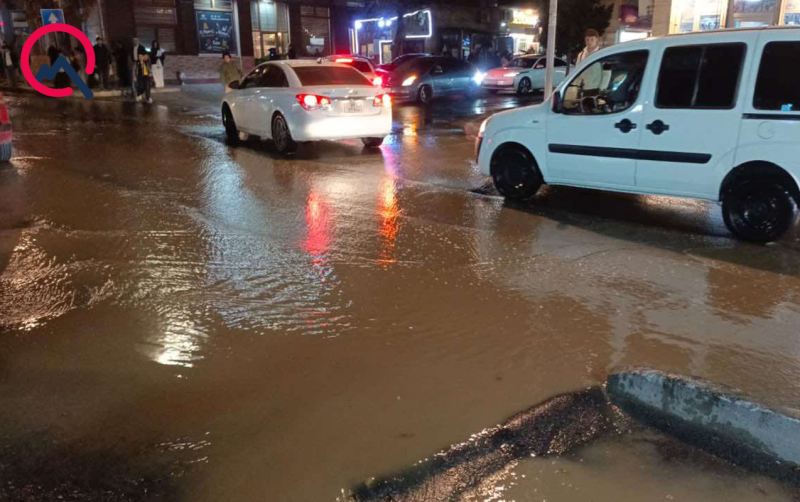 Badamdarda su borusu partladı, küçələri su basdı 