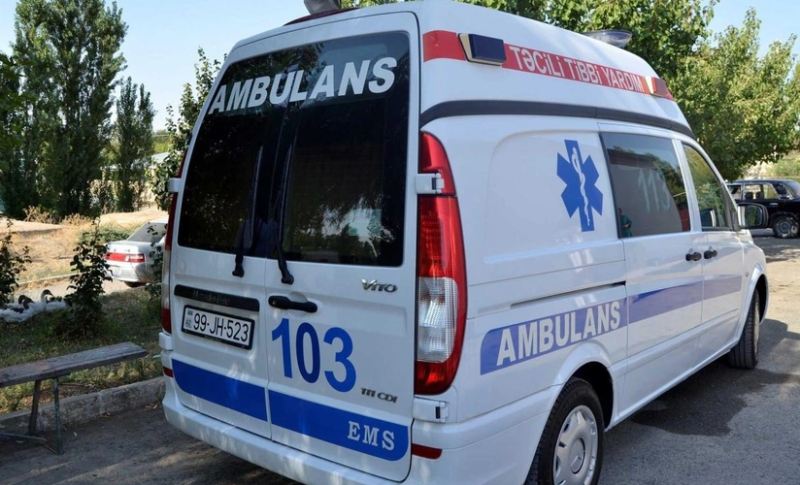 Bakıda üç nəfərin üzərinə çinar ağacı aşdı 