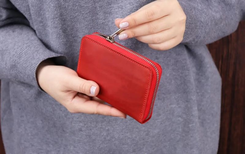 Pulu itdiyi üçün şagirdin pulqabısını yoxlayan  müəllim CƏZALANDIRILDI 