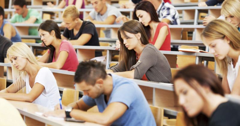 Prezidentin fərmanı qüvvəyə mindi: Tələbə təqaüdü 350 manat oldu 
