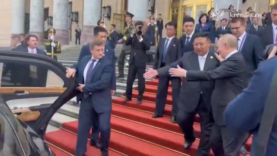 Putinlə Kim Çen In arasındakı səmimiyyət: Eyni maşında getdilər...
