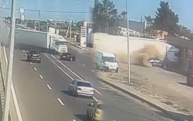 TIR magistralda əks yola çıxıb obyektə girdi - Video 