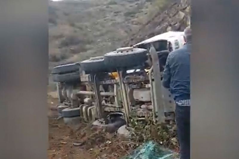 Kəlbəcərdə yük maşını aşıb, xəsarət alanlar var 