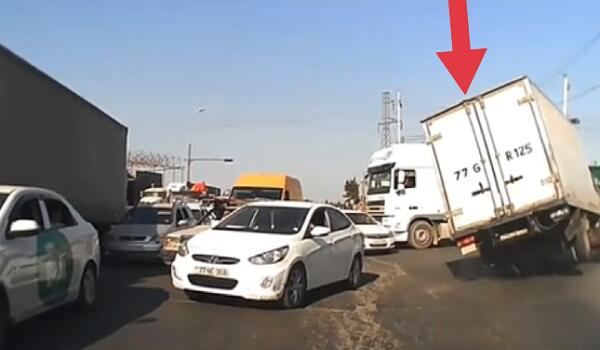 Bakıda yük maşını avtomobilləri əzdi: sürücü saxlanıldı 