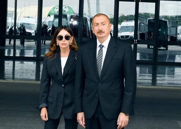 Prezident Yegizarovla vida mərasiminə əklil göndərdi 