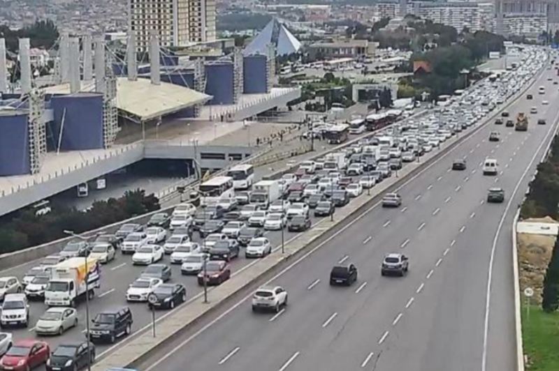 Bakının bir sıra yollarında tıxac yaranıb 