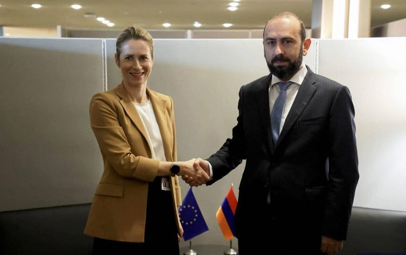 Mirzoyan Kallasla görüşdü 