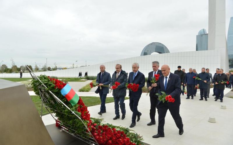 Milli Məclisin kollektivi Zəfər parkını ziyarət edib 