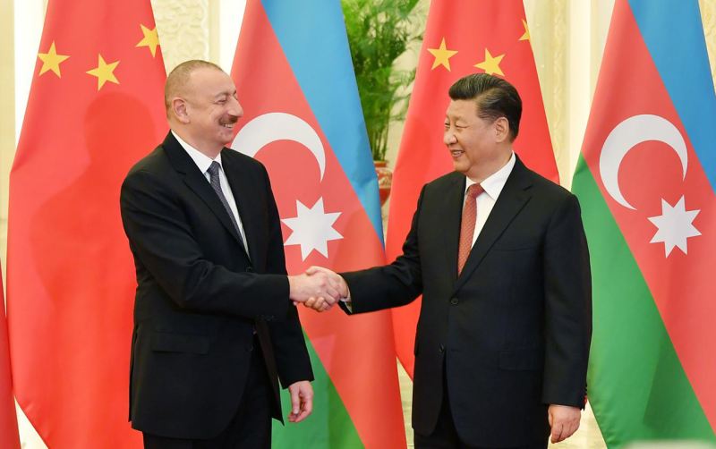 İlham Əliyev Si Cinpini təbrik etdi 