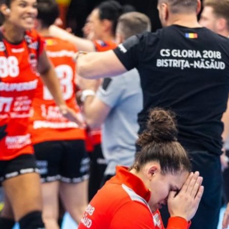 Handbal feminin: Gloria Bistriţa a învins favorita CSM Bucureşti în duelul românesc al grupei A a Ligii Campionilor.