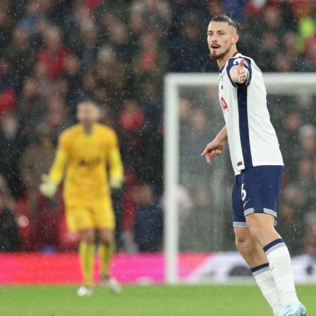 Radu Drăgușin i-a spart capul lui Mason Mount în meciul cu Manchester United.