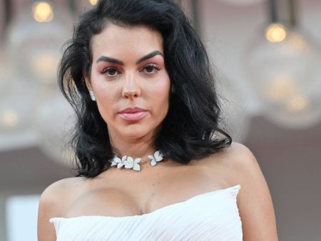 Schimbare radicală de look pentru Georgina Rodriguez! Partenera lui Cristiano Ronaldo s-a vopsit blondă și i-a lăsat pe fani cu mască pe față.