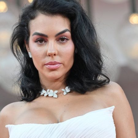 Schimbare radicală de look pentru Georgina Rodriguez! Partenera lui Cristiano Ronaldo s-a vopsit blondă și i-a lăsat pe fani cu mască pe față.