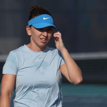 Simona Halep reușește să câștige doar trei game-uri în meciul cu Blinkova la Hong Kong.