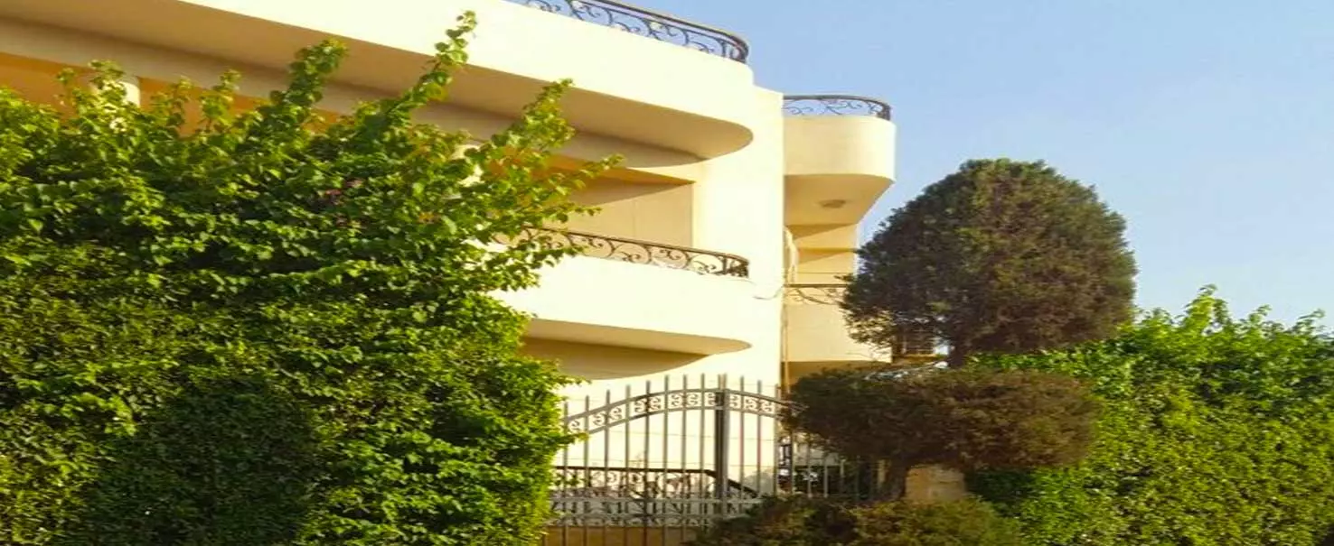 Yasmeen Greenland | Villa