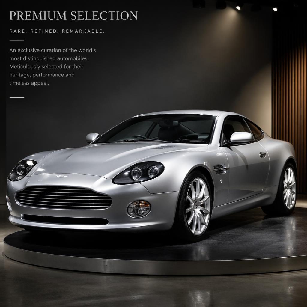 Zilveren grand tourer uit de jaren 2000 in driekwart vooraanzicht, met premium display en dramatische belichting.
