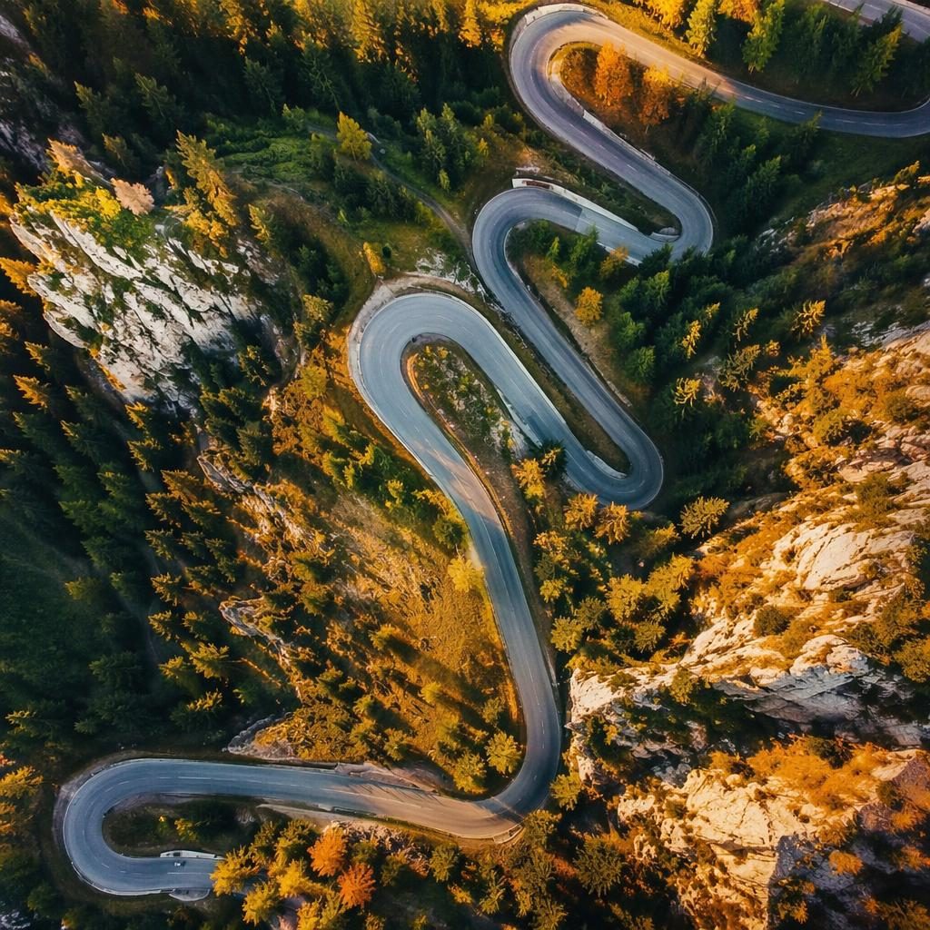 Vue aérienne verticale d’un paysage viticole alpin avec lacets d’autoroute, lumière dorée et détails réalistes