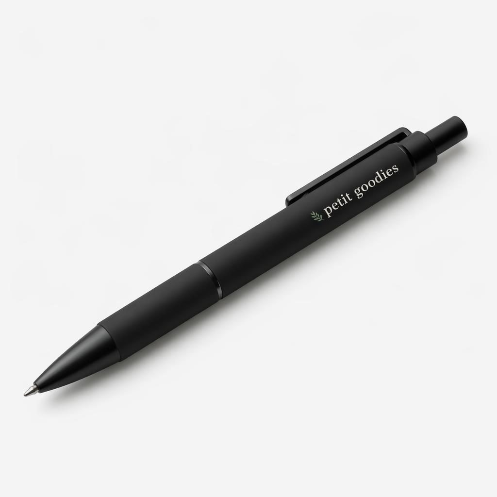 Stylo noir en mockup photo réaliste sur fond blanc minimaliste, avec logo petit goodies en palette sauge et ivoire
