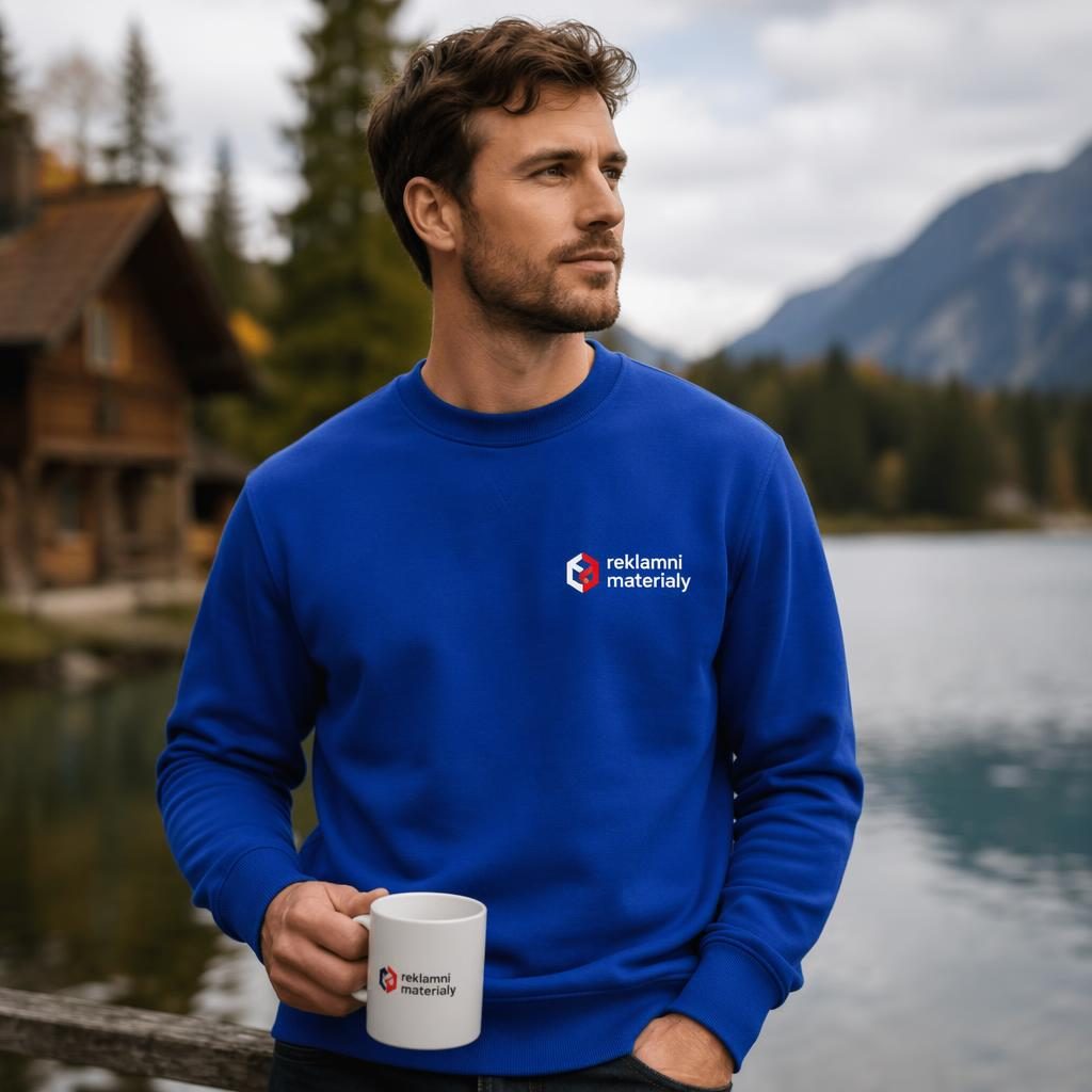 Královsky modrá mikina s vyšitým logem reklamni materialy, outdoor lifestyle produktová fotografie v ostrém detailu.