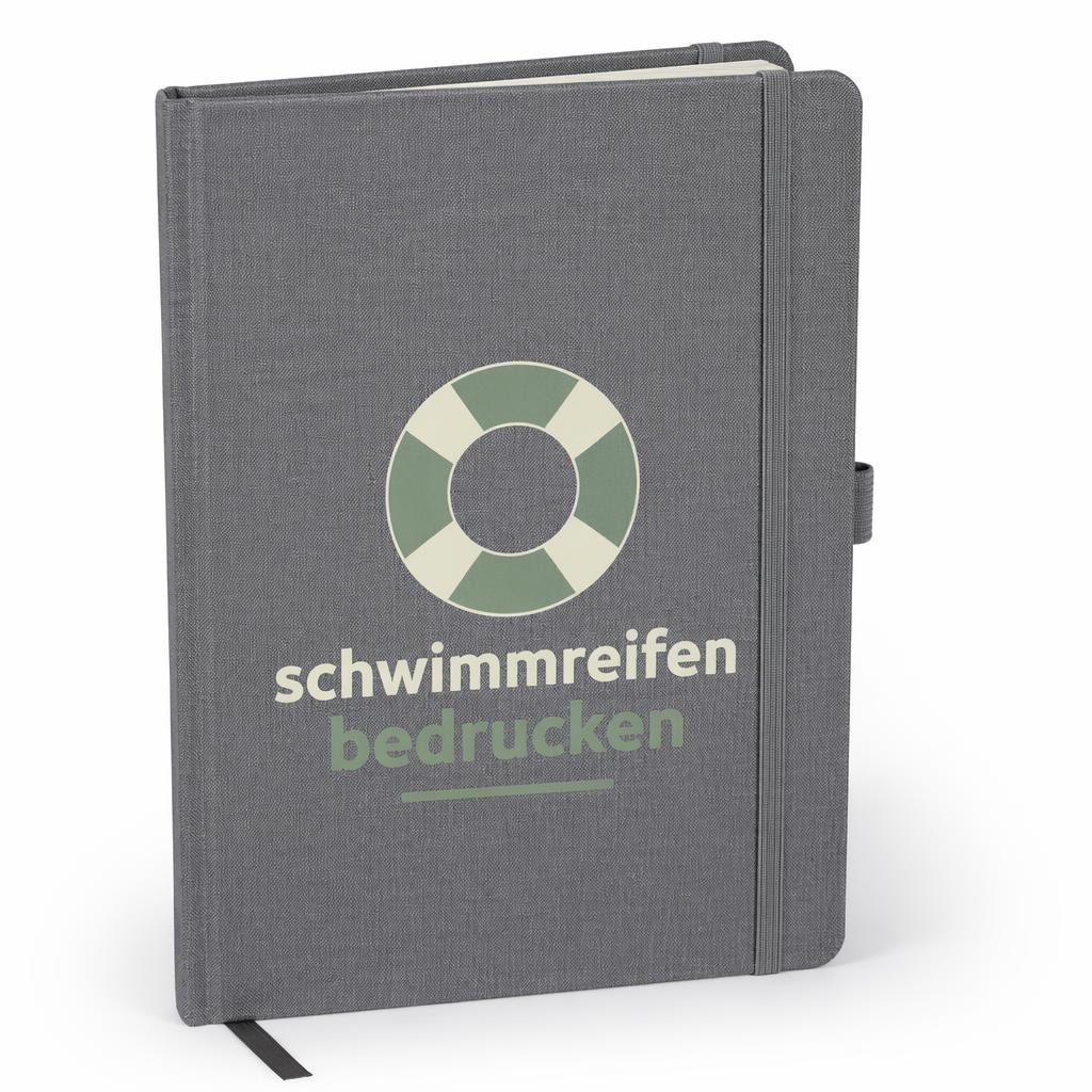 Fotorealistisches heather graues Notebook auf weißem Hintergrund mit großem Logo in Salbei und Elfenbein.