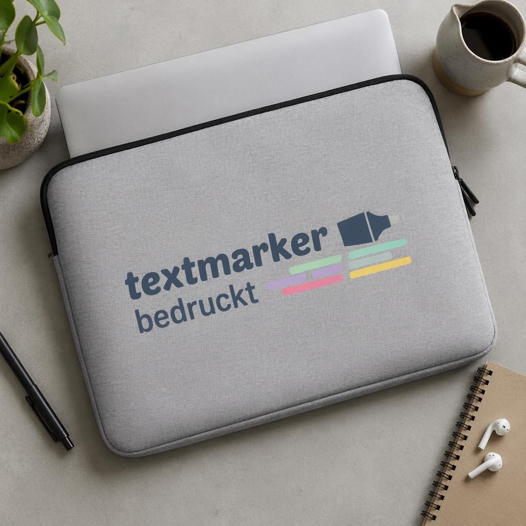 Heathergraue Laptop-Sleeve als Flat-Lay-Mockup im Studio mit großem textmarker bedruckt Logo in Pastellfarben