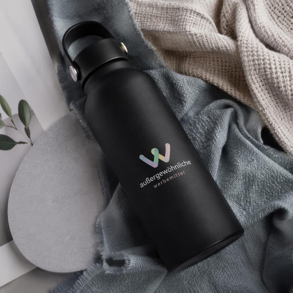 Schwarze Trinkflasche als Studio-Flat-Lay mit aufgedrucktem Logo in sanften Pastelltönen, fotorealistisch inszeniert