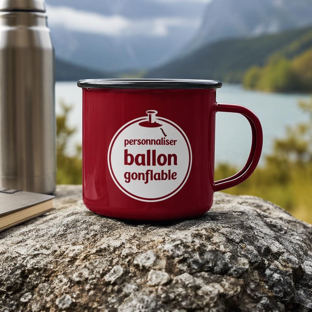 Mug en émail bordeaux avec logo rouge et blanc centré, photographié en extérieur, rendu réaliste et net.
