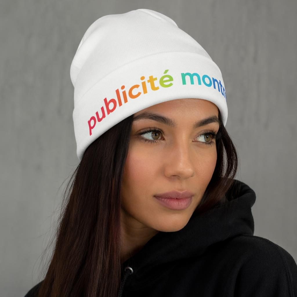 Bonnet blanc porté par un modèle, avec logo publicitaire coloré publicité montres imprimé en continu autour du revers.