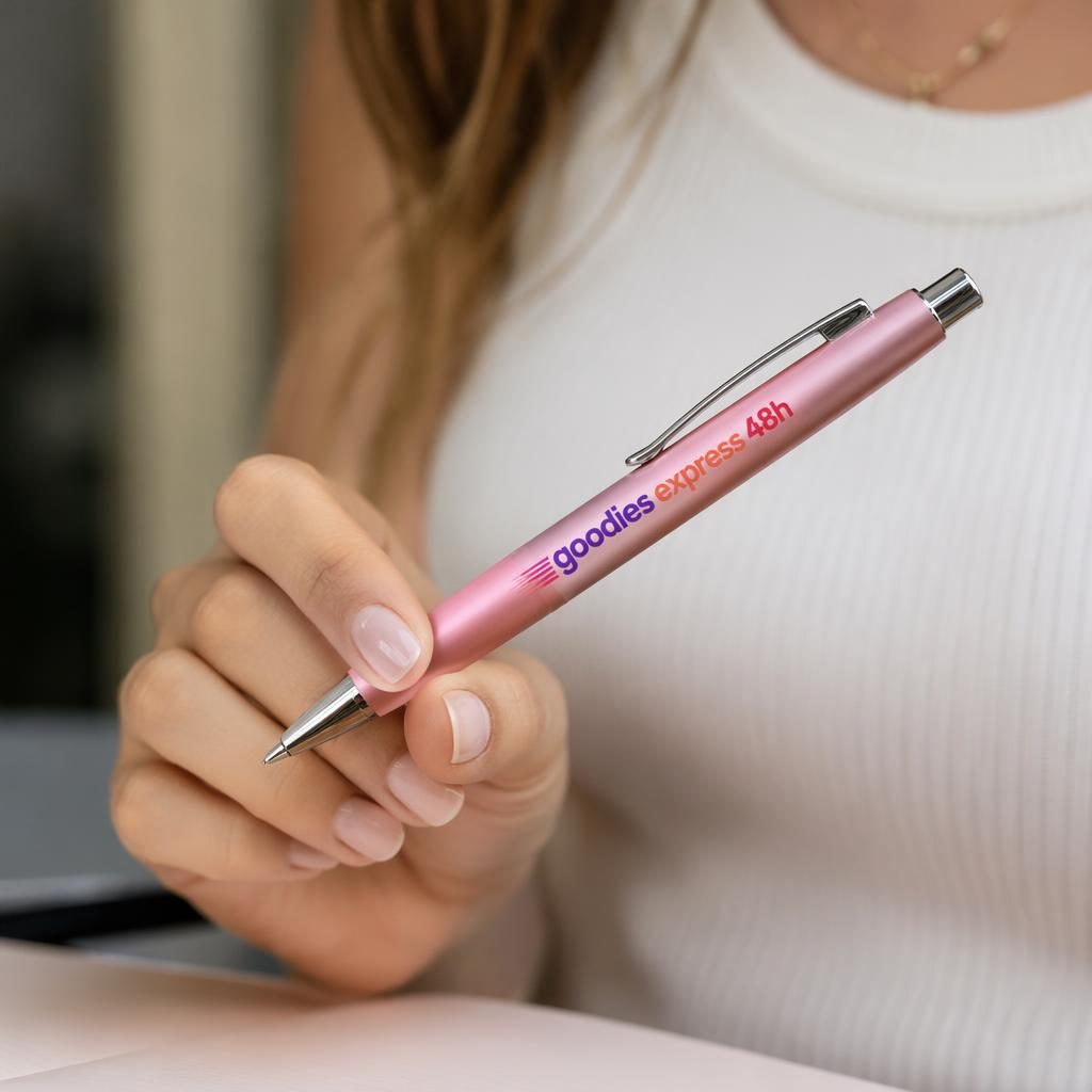 Mockup photo réaliste d’un stylo rose poudré avec logo goodies express 48h en grand, éclairage studio net