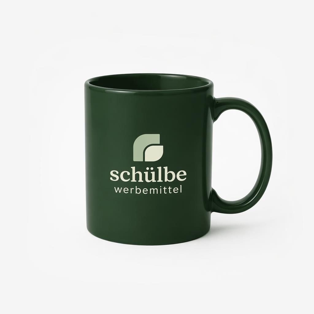 Fotorealistisches Mockup einer waldgrünen Keramiktasse mit schülbe werbemittel Logo auf weißem Hintergrund