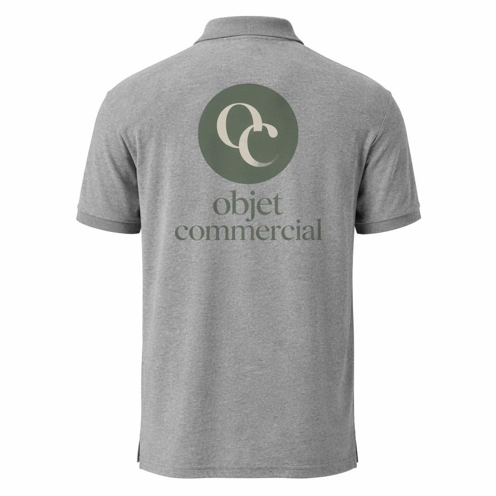 Polo gris chiné vu de dos sur fond blanc, avec logo objet commercial en sauge et ivoire imprimé en grand.