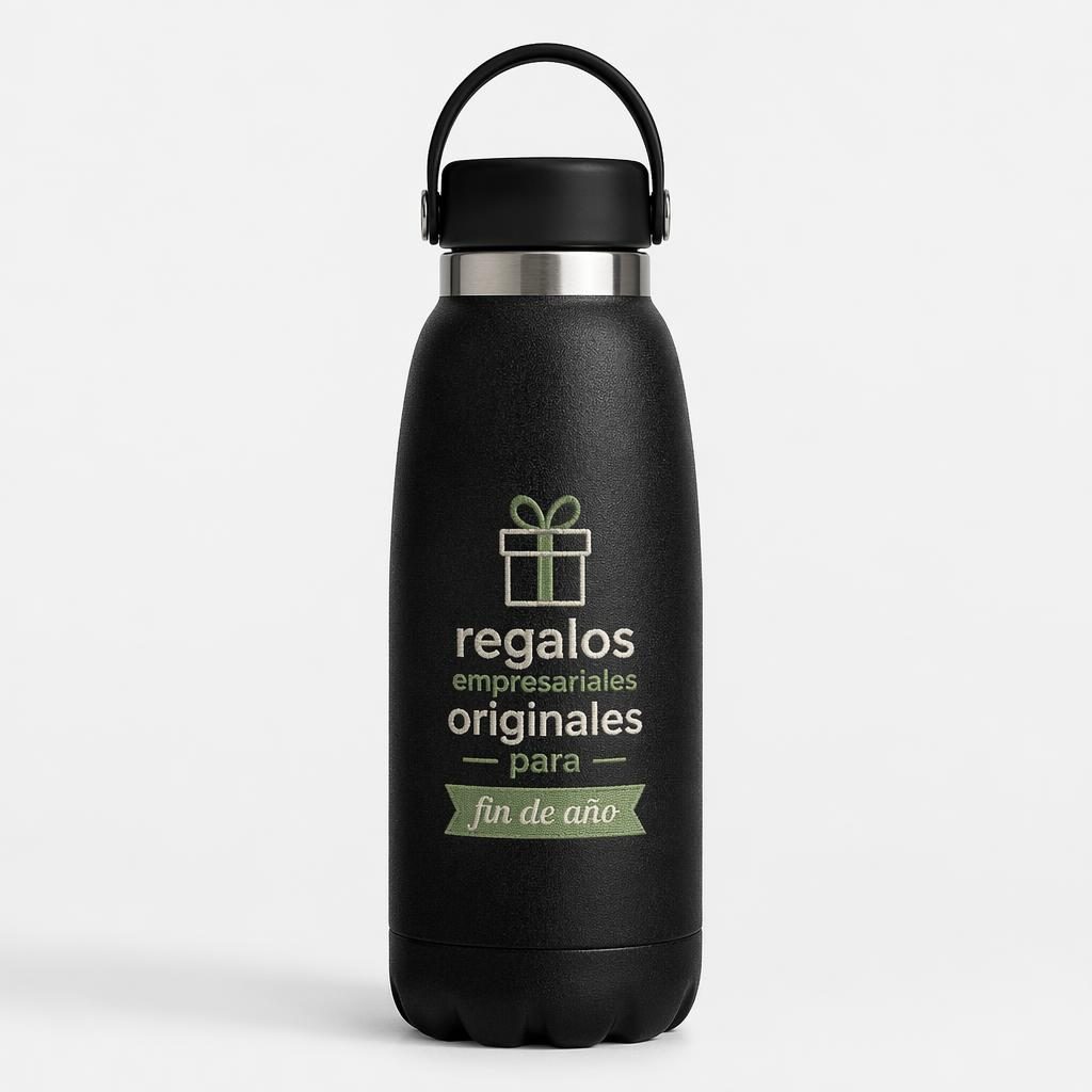 Botella de agua negra en mockup fotográfico sobre fondo blanco minimalista con logotipo en tonos salvia e marfil.