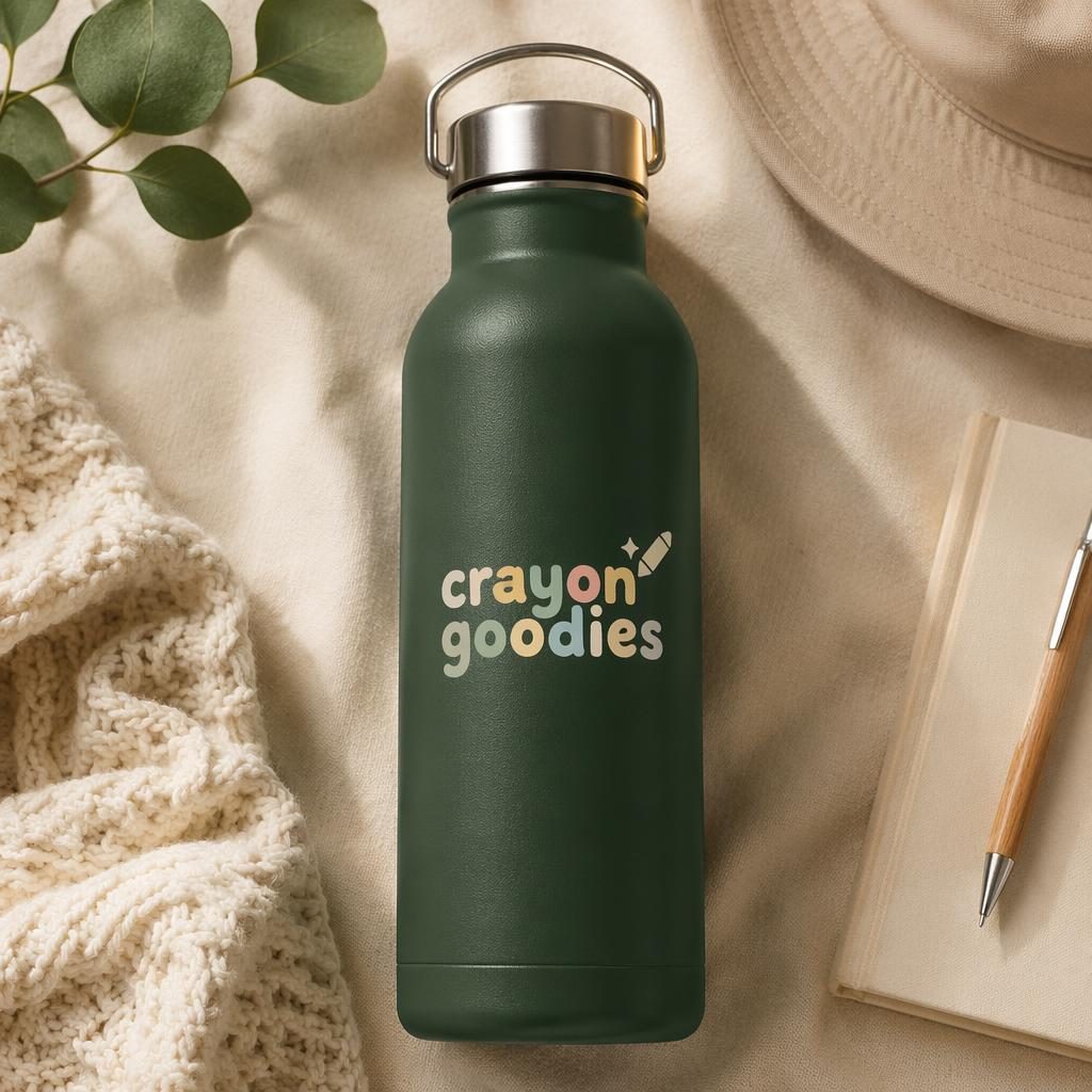 Gourde vert forêt en flat lay studio, avec logo crayon goodies centré, lumière douce et rendu réaliste.