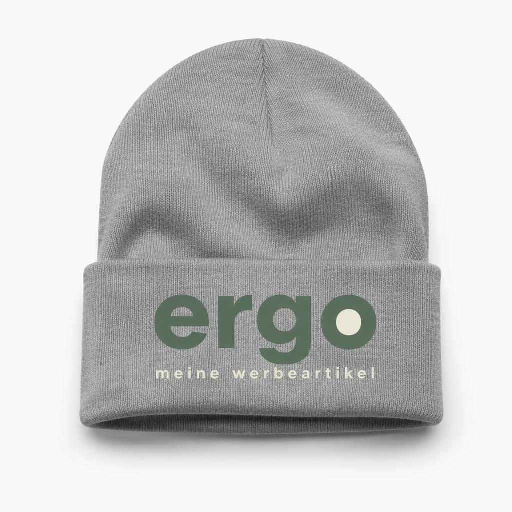 Fotorealistisches Mockup einer heather-grauen Beanie mit großem ergo meine werbeartikel Logo auf weißem Hintergrund