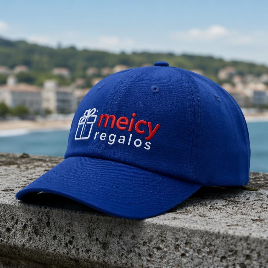 Gorra azul royal en mockup fotográfico outdoor con logo rojo y blanco de meicy regalos, textura de tela nítida.