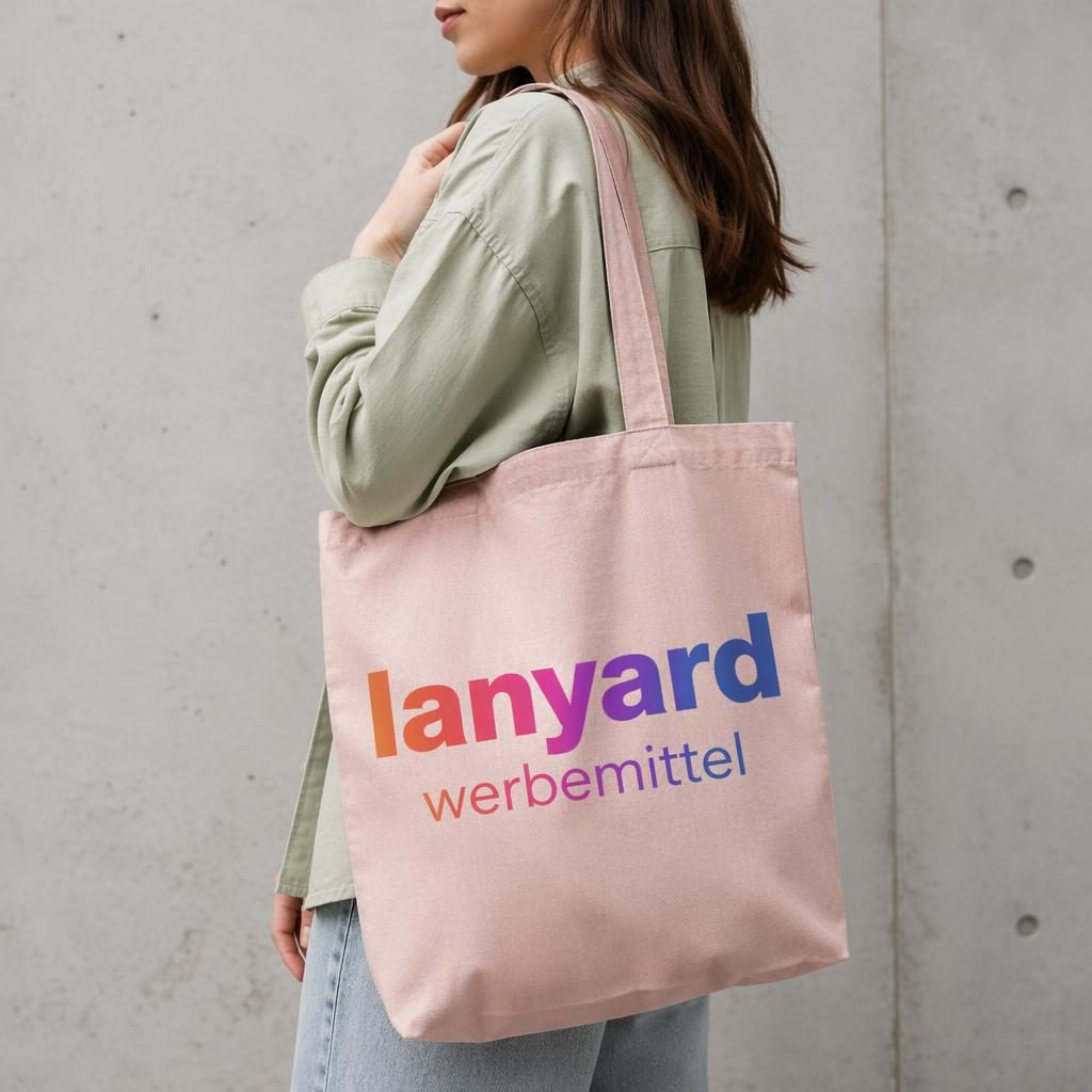 Model trägt eine dusty pink Tote Bag mit großem buntem lanyard werbemittel Logo im Studio