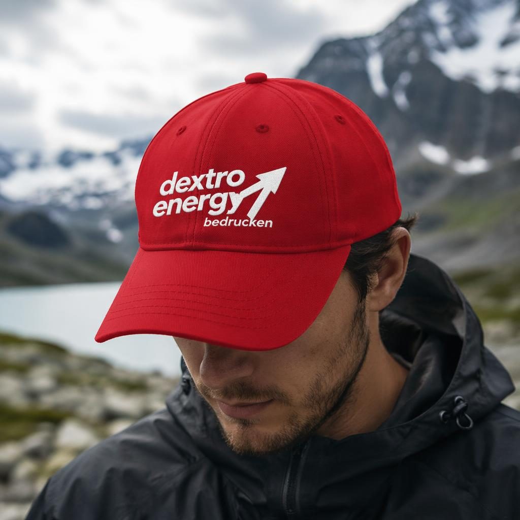 Fotorealistisches Mockup einer klassischen roten Cap mit großem weißen Logo-Print im Outdoor-Lifestyle-Stil